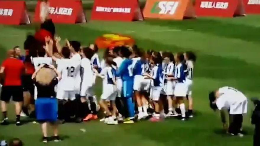 Los niños y niñas del Valencia CF y del RCD Espanyol dan ejemplo