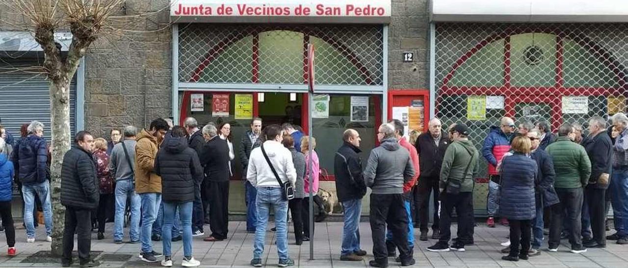 Vecinos y comerciantes, ayer, frente a la sede de la Junta de Vecinos de San Pedro.