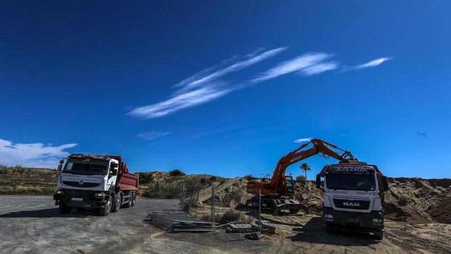 La parcela del antiguo hotel de Arenales del Sol empieza a recibir arena de El Altet