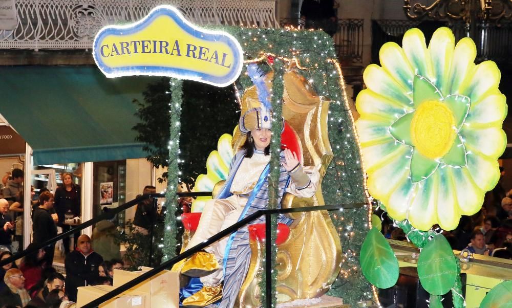 Miles de niños y niñas disfrutan junto a sus familias del desfile récord de la ciudad olívica. Melchor, Gaspar y Baltasar lanzaron caramelos desde sus carrozas.
