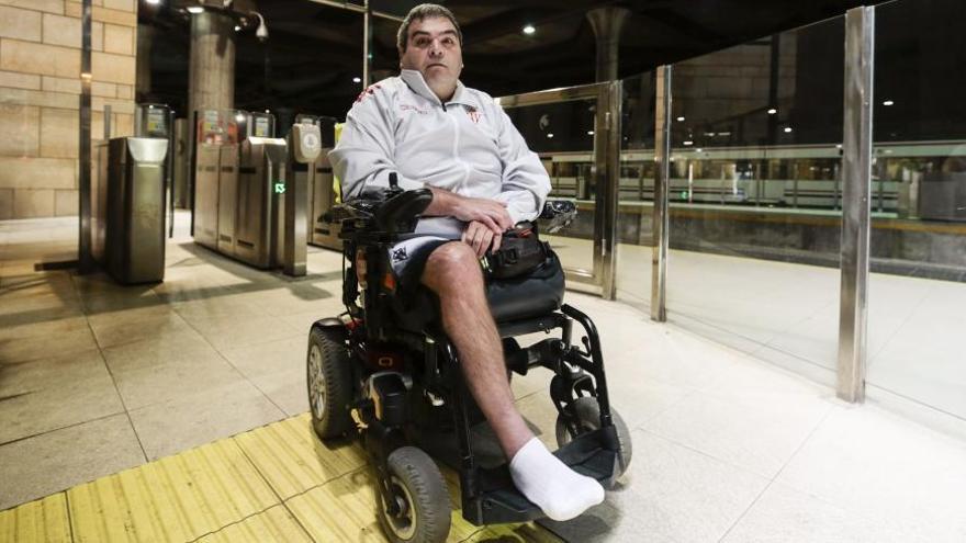 José Antonio Arbiza, que ha denunciado los problemas de accesibilidad de las estaciones asturianas, con su silla de ruedas en la estación de Oviedo.