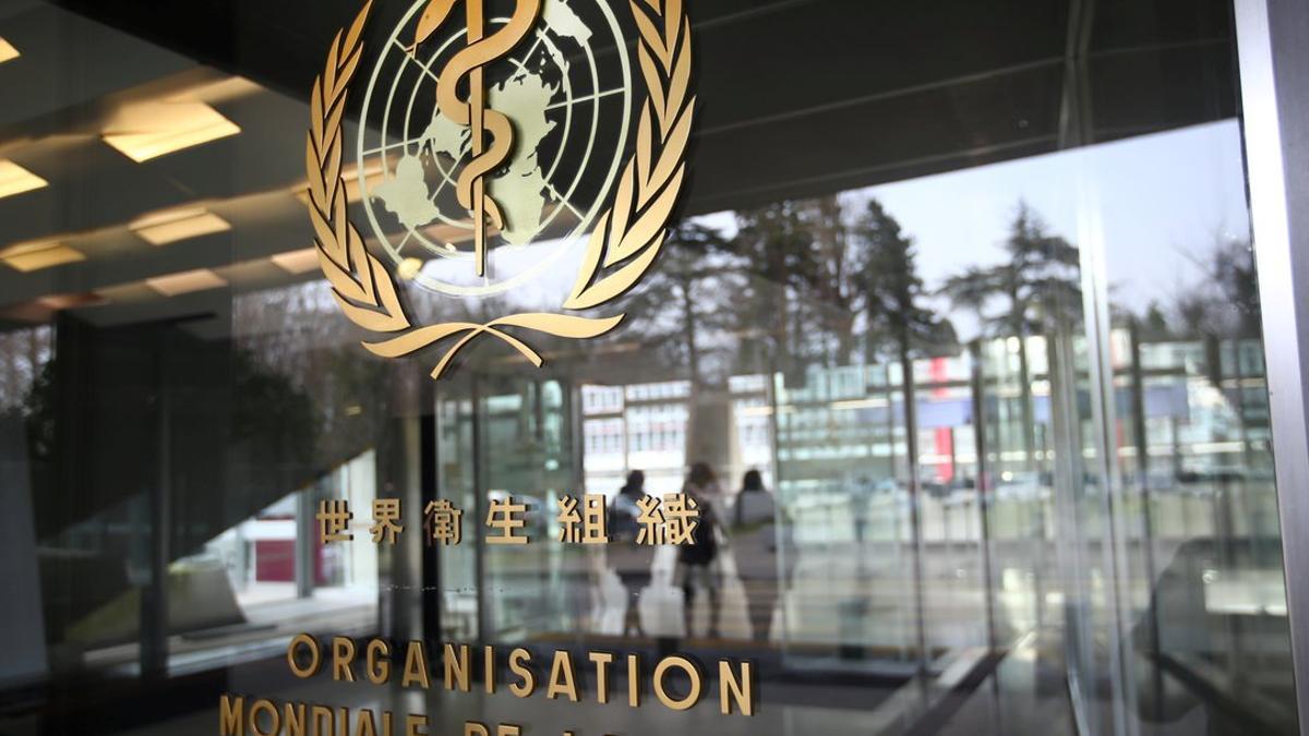 El logo de la OMS en la sede de Ginebra.