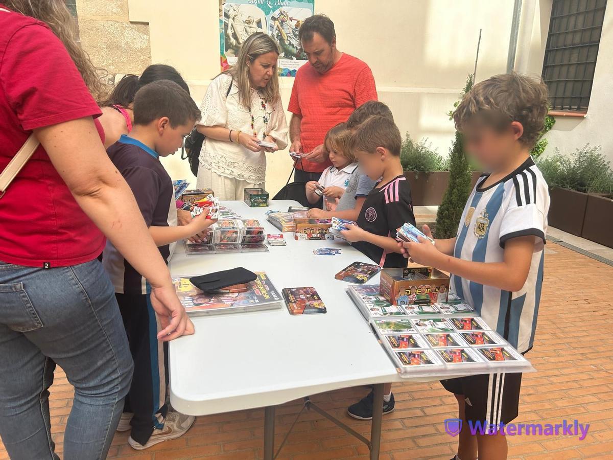 Un grupo de niños intercambia cromos.