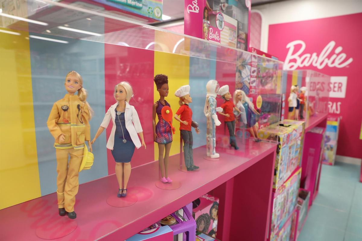 Muñecas de Barbie colocadas en la sección de juguetería infantil del Corte Inglés Preciados, Madrid (España), a 6 de noviembre de 2020.