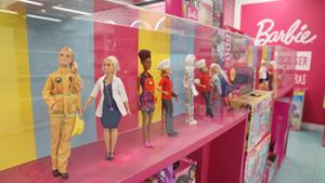 Muñecas de Barbie colocadas en la sección de juguetería infantil del Corte Inglés Preciados, Madrid (España), a 6 de noviembre de 2020.