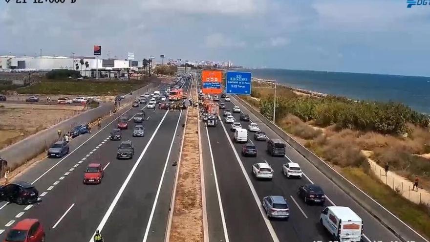 Un accidente múltiple en Foios provoca 2 km de retención en la V-21