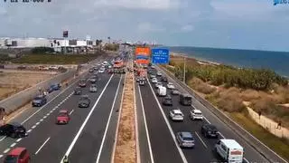 Un accidente múltiple en Foios provoca retenciones kilométricas en la V-21