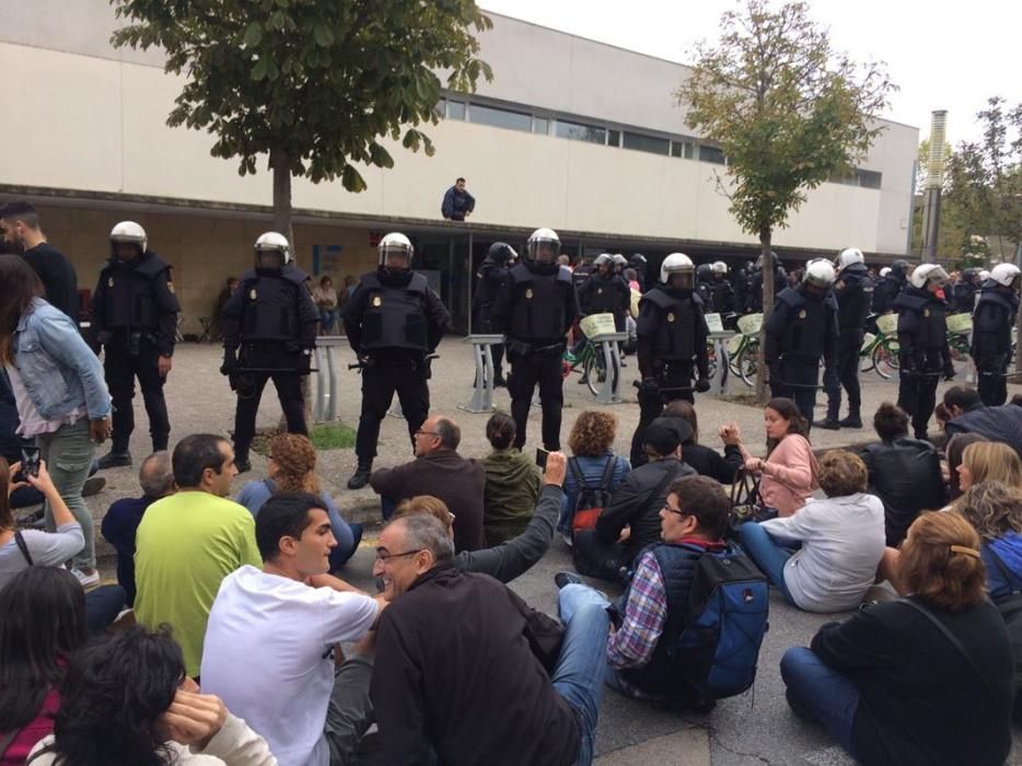 Guàrdia Civil i Policia Nacional desallotgen amb violència col·legis electorals gironins