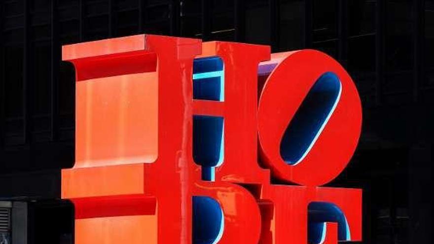 Dos mujeres pasan ante una escultura del artista Robert Indiana en Times Square con la palabra &quot;hope&quot; (&#039;esperanza&#039;). // Mónica Graff