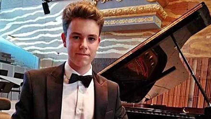 Miguel Iglesias con uno de sus premios y un diploma.