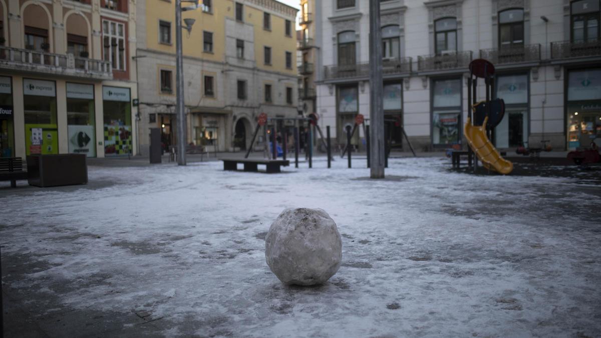 Hielo en la plaza del Maestro Haedo