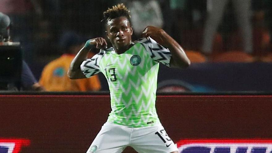 Samu Chukwueze celebra un gol con la camiseta de la selección de Nigeria.