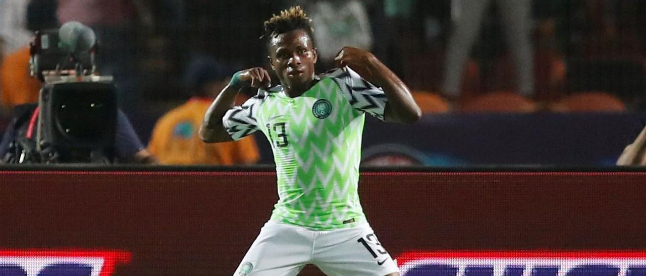 Samu Chukwueze celebra un gol con la camiseta de la selección de Nigeria.