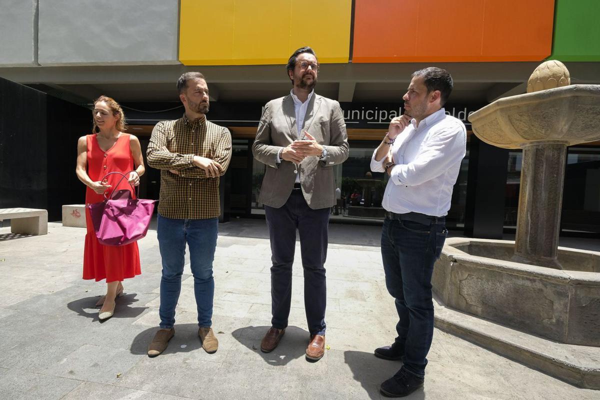 Juan Antonio Peña, este martes junto a los tenientes de alcalde Sergio Ramos y Héctor Suarez, y la edil Carmen Batista | | ANDRÉS CRUZ