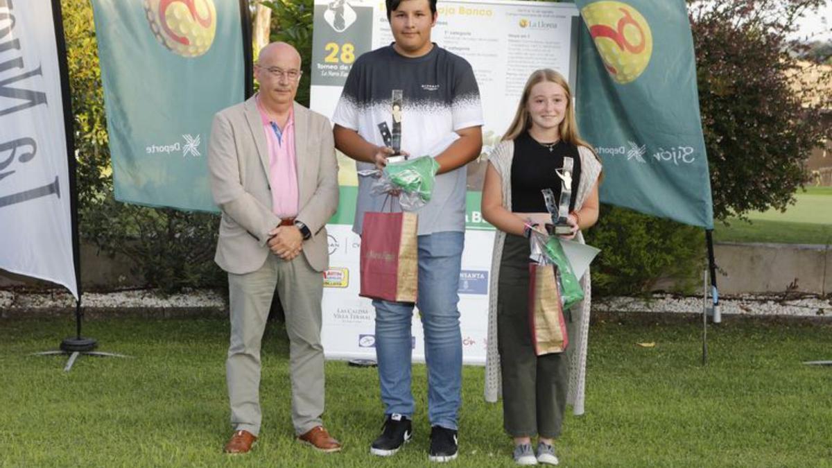 GANADORES SUB-21. Miguel González, a la izquierda, entrega los premios a los jóvenes jugadores Hans Sarmiento y Julia Izquierdo. | F. R.