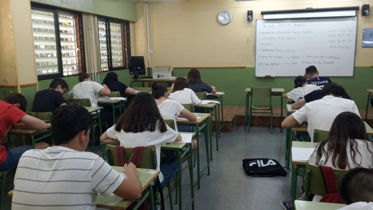 Alumnos realizando las pruebas específicas de certificación en las EOI.