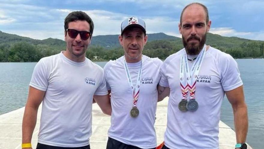 Javier Pedruelo y Luis Pérez posan con sus medallas. | |  CANOA KAYAK ZAMORA