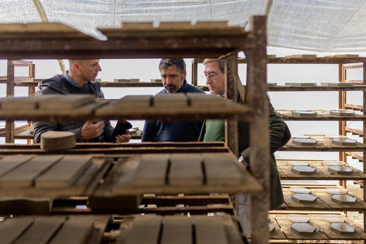 Pedro Rosa Mena (en la imagen, a la izquierda), mostrando la sede de Todobarro a Ferrán Ventura (director de la Cátedra de Arquitectura Ambiental de la Universidad de Málaga) y a Rafael Carmona (presidente de la Autoridad Portuaria de Sevilla), instituciones con las que impulsa sendos proyectos de innovación.