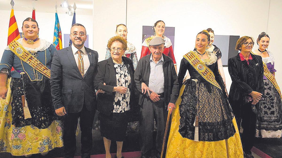 Vicentica y Salvador posan junto al alcalde Benlloch, la reina y damas de las fiestas y la edila de Mayores, Rosario Royo.