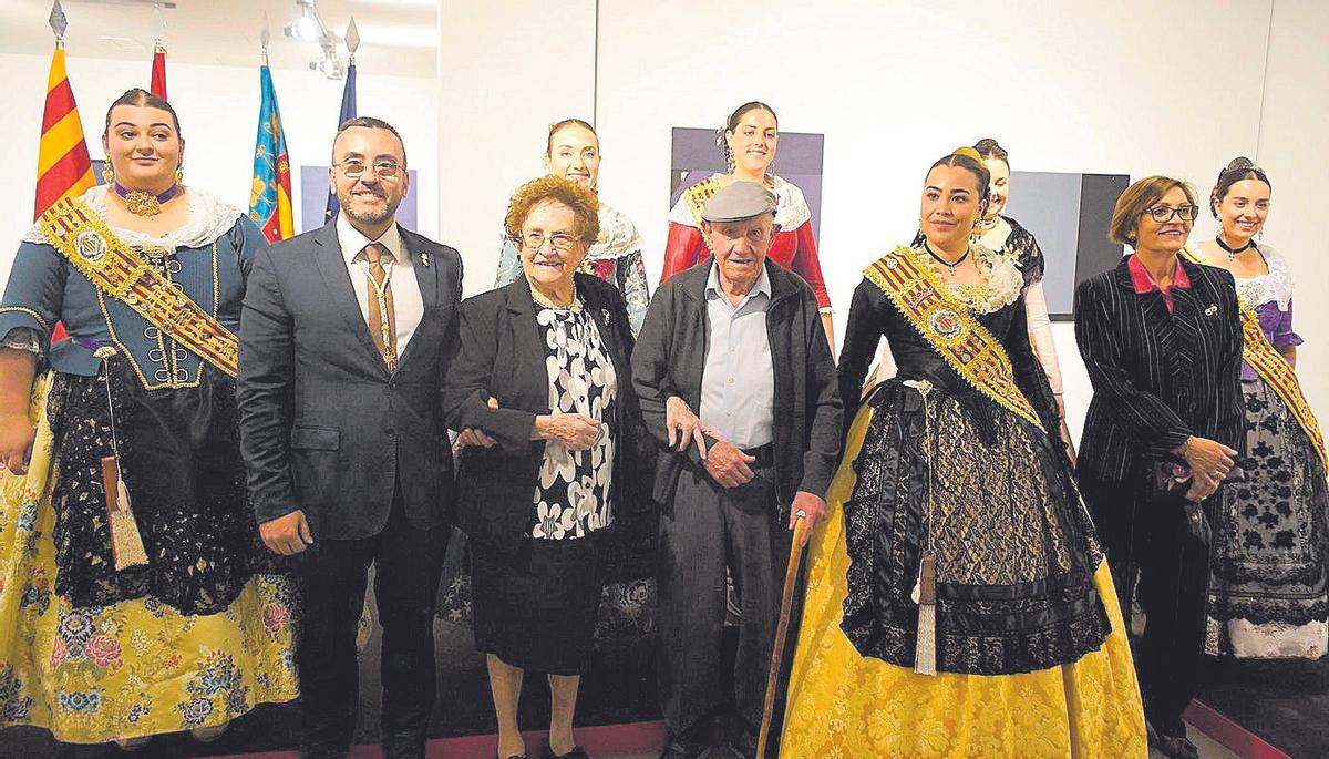 Vicentica y Salvador posan junto al alcalde Benlloch, la reina y damas de las fiestas y la edila de Mayores, Rosario Royo.