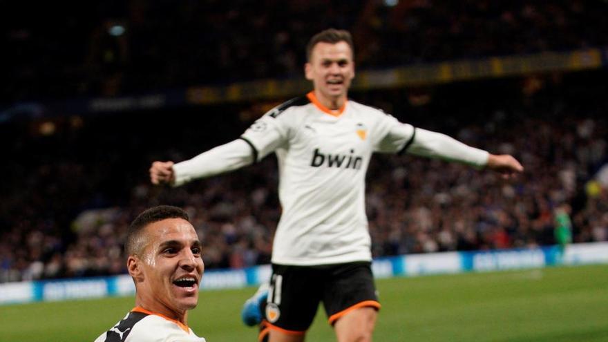 Rodrigo celebra un gol con el Valencia.