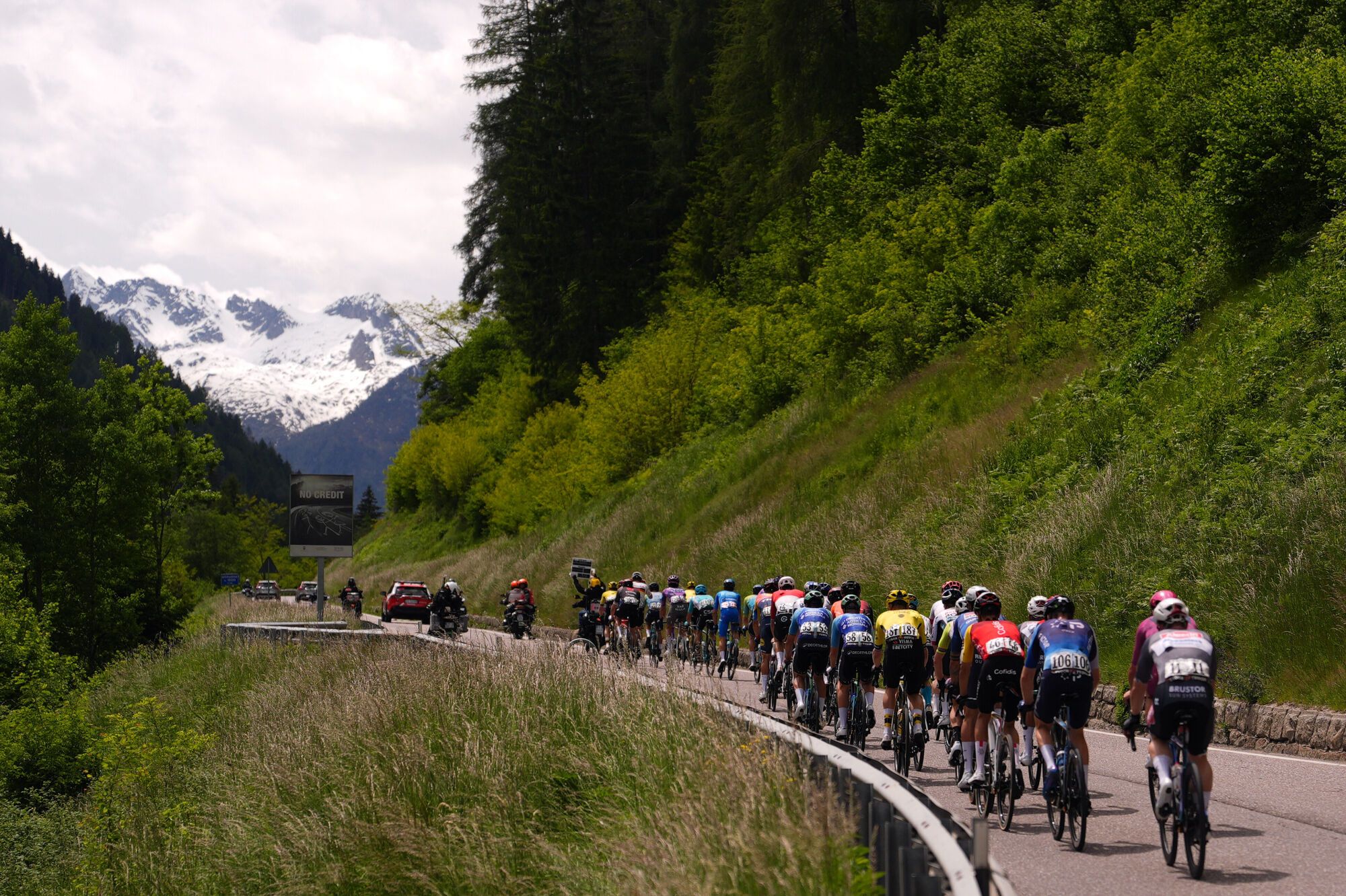 May 28, 2025, Italy: The pack rides cycles during the stage 17 of the Giro d'Italia from San Michele all'Adige (Edmund Mach Foundation) to Bormio, Italy - Wednesday, May 28, 2025. Sport - cycling. (Photo by Fabio Ferrari/LaPresse),Image: 1004213849, License: Rights-managed, Restrictions: * Bulgaria, Croatia, Czech Republic, France, Hungary, Italy, Romania, Slovak Republic, Serbia and Slovenia Rights Out *, Model Release: no, Credit line: Fabio Ferrari / Zuma Press / ContactoPhoto Editorial licence valid only for Spain and 3 MONTHS from the date of the image, then delete it from your archive. For non-editorial and non-licensed use, please contact EUROPA PRESS. 28/05/2025 ONLY FOR USE IN SPAIN. Fabio Ferrari / Zuma Press / ContactoPhoto;Press;LP_23410734.jpg;20250528_zsa_z19_115.jpg;Stage 17 of the Giro d'Italia;