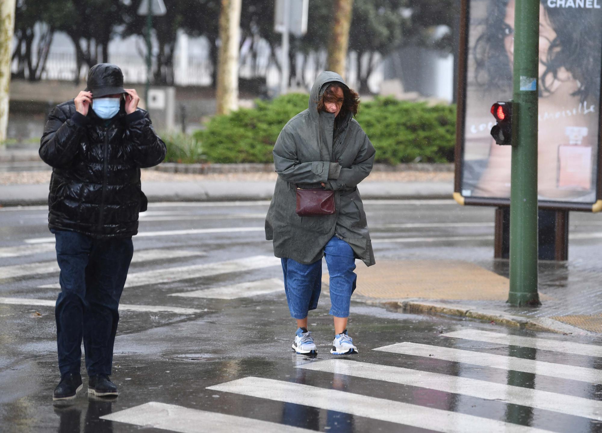 La borrasca 'Barra' deja lluvias copiosas, viento y olas a su paso por A Coruña