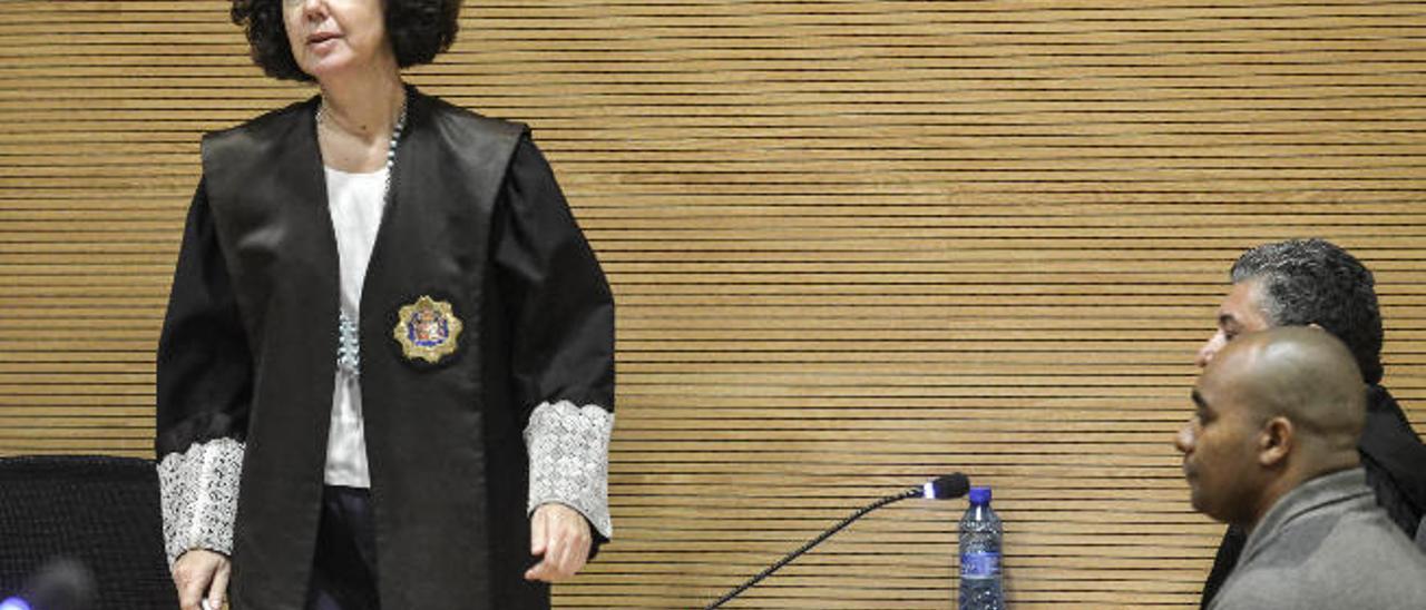 La fiscal Beatriz Sánchez cruza la sala del jurado ante la mirada del acusado, Henrry García.