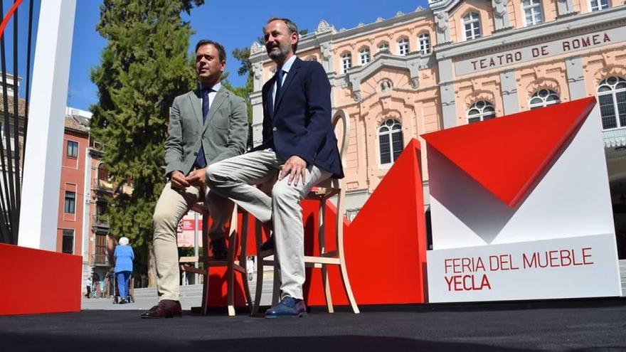 La presentación de la muestra , en la que participaron Celdrán y Ortuño, tuvo lugar ayer en la plaza del Romea con espectáculos de danza.