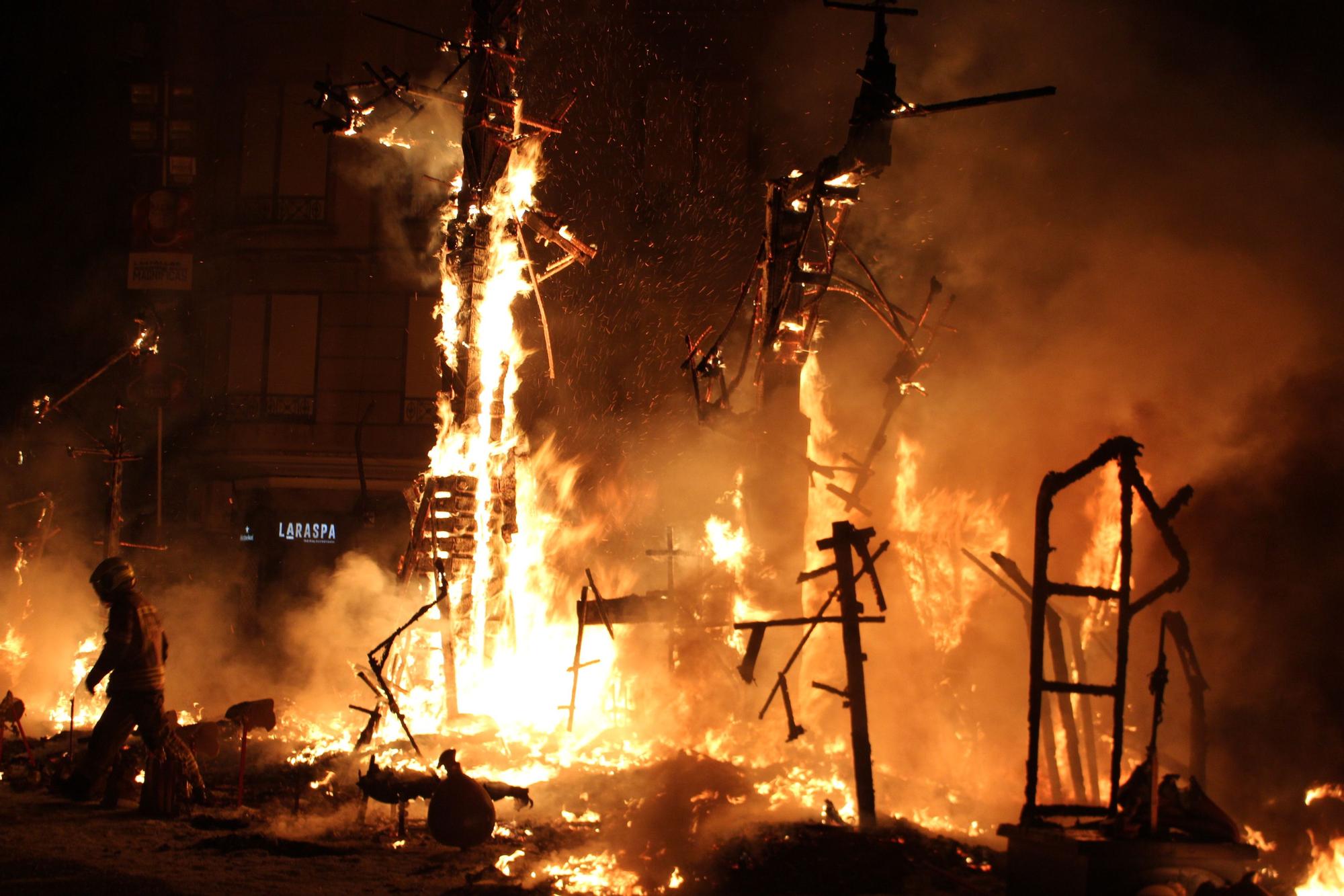 Así fue la "cremà" de la icónica falla de Grabador Esteve-Cirilo Amorós