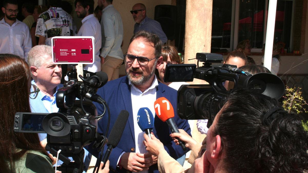 El alcalde, Diego José Mateos, atendiendo a los medios de comunicación durante la presentación oficial de su candidatura, este domingo.