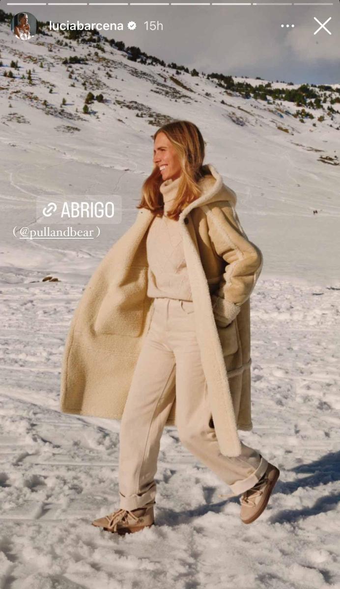 Lucía Bárcena con un abrigo de Pull &amp; Bear
