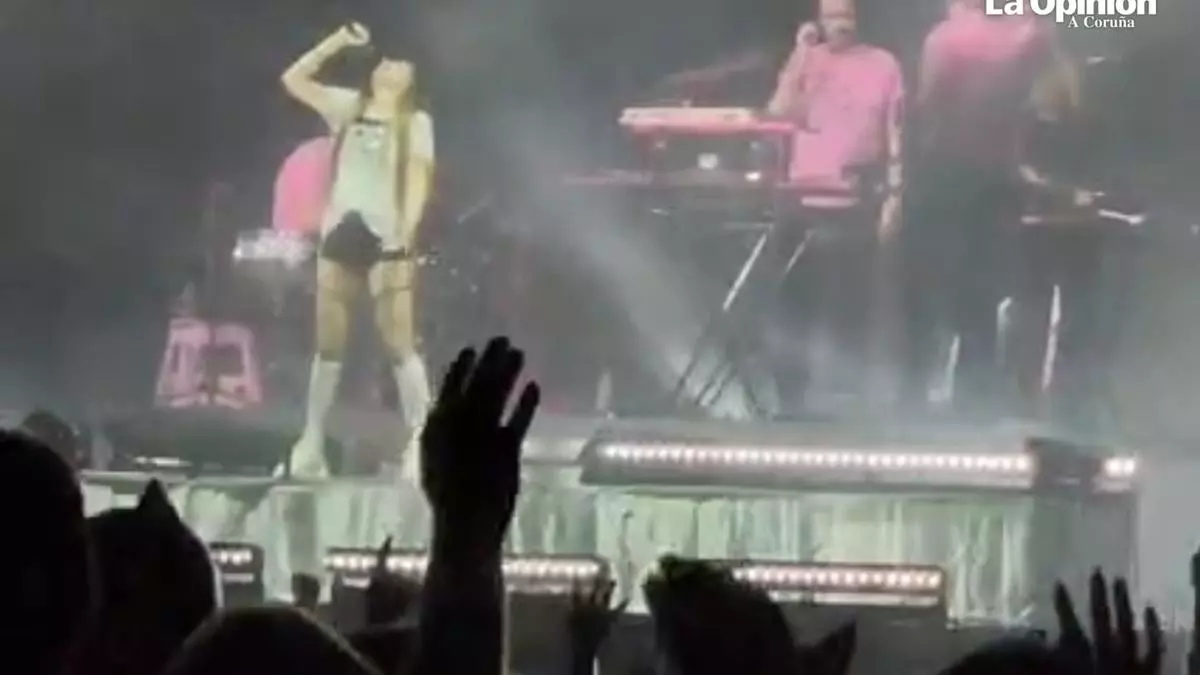 Zahara canta en un baño portátil y lanza un dardo a Ayuso sobre el precio de la vivienda