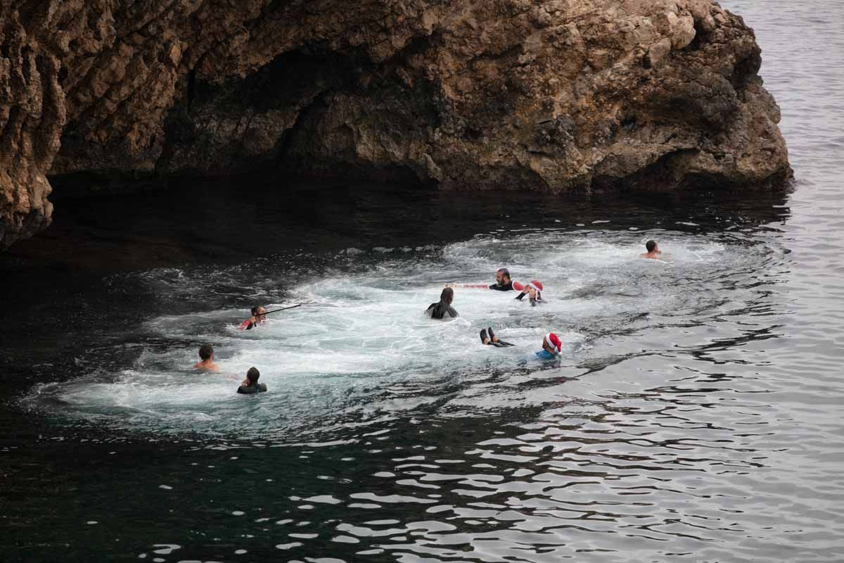 Salto al agua vestidos de Papá Noel