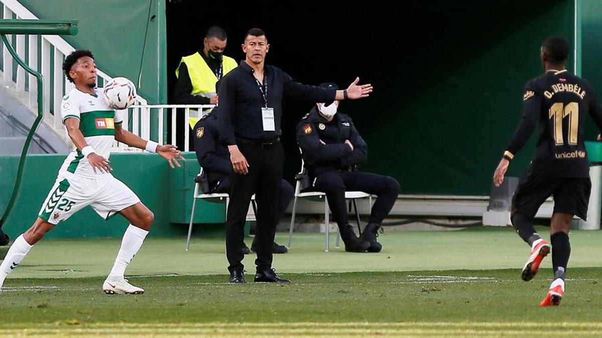 Jorge Almirón, exentrenador del Elche, durante un partido contra el Barça