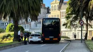 Un accidente entre un bus y un turismo bloquea el acceso a Juan Flórez desde Alfonso Molina