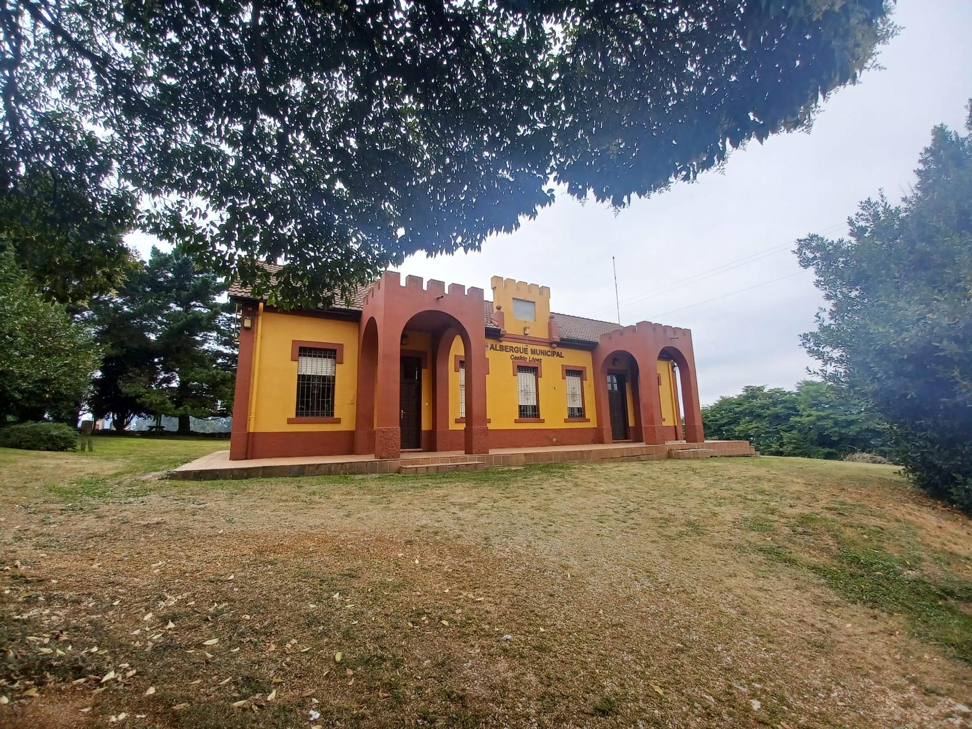 La escuela indiana de Robledo, así es el emblemático edificio de Llanera de singular arquitectura historicista