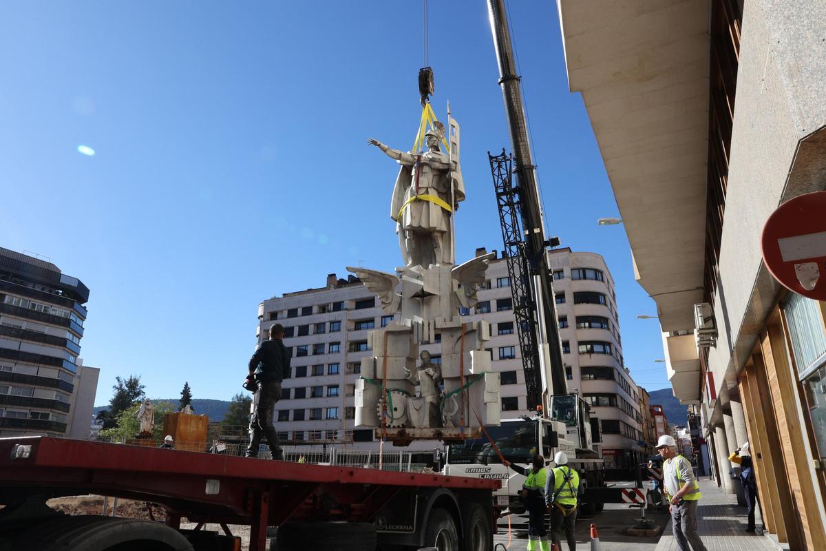 El monumento a San Jorge el día que era retirado de La Rosaleda, el pasado 21 de febrero.