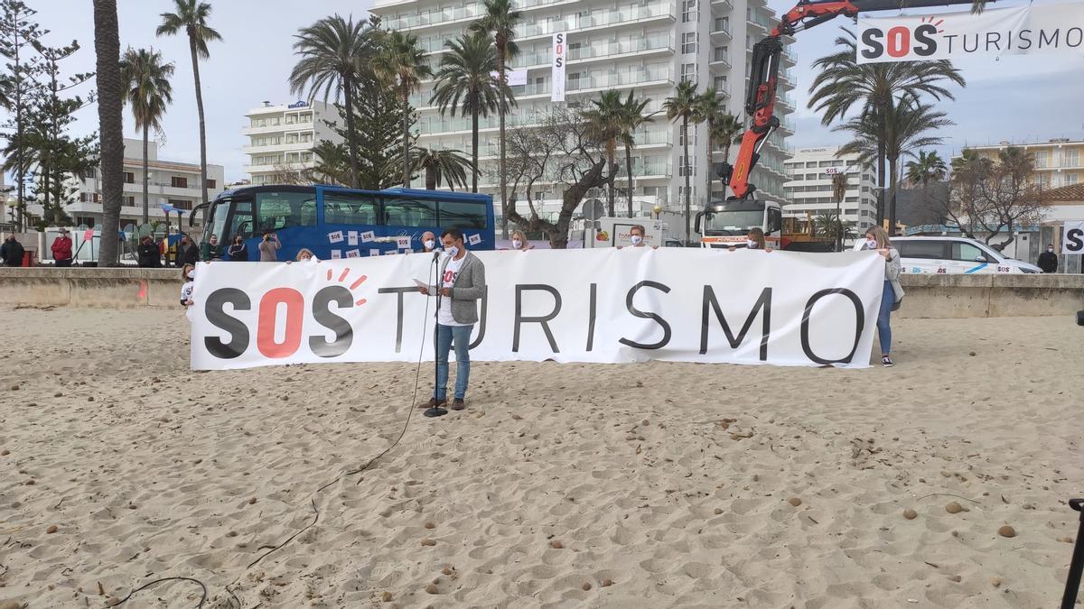 Los convocantes en el paseo Marítimo de Cala Millor