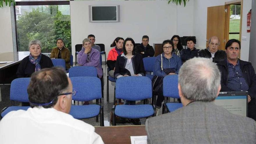 Javier Blanco informó sobre las ayudas en el auditorio municipal de Vila de Cruces.  // Bernabé/Javier Lalín