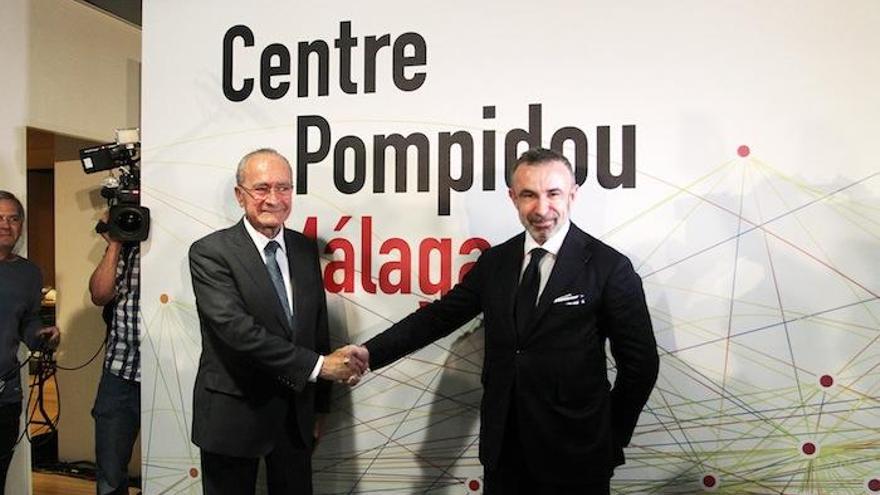 El alcalde, en marzo de 2015 inaugurando el Pompidou con su director, Alain Seban.