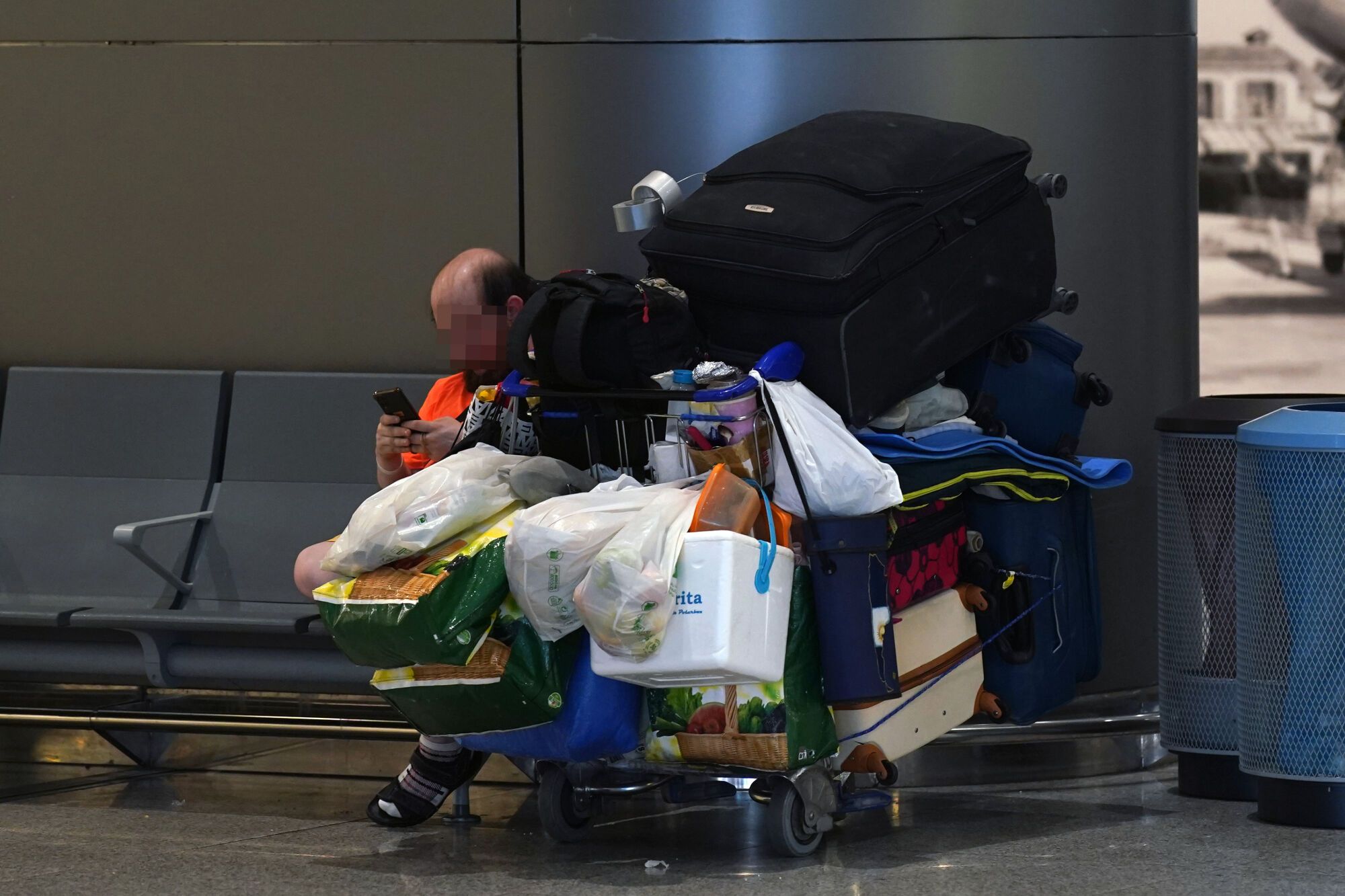 Sin techo viven en el aeropuerto de Málaga