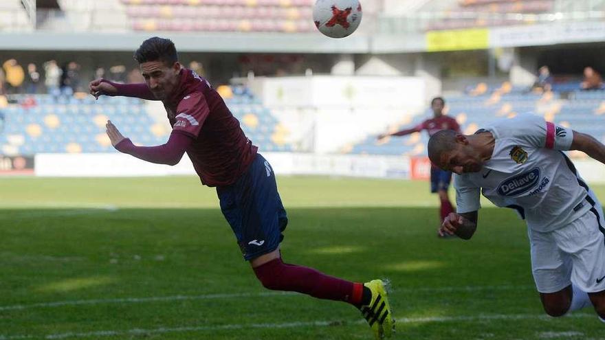 Iván Martín se anticipa al Cata Díaz para rematar de cabeza en el segundo gol local. // Gustavo Santos