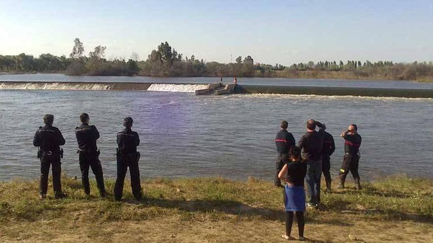 Buscan a un joven arrastrado por la corriente del río Guadiana en Badajoz