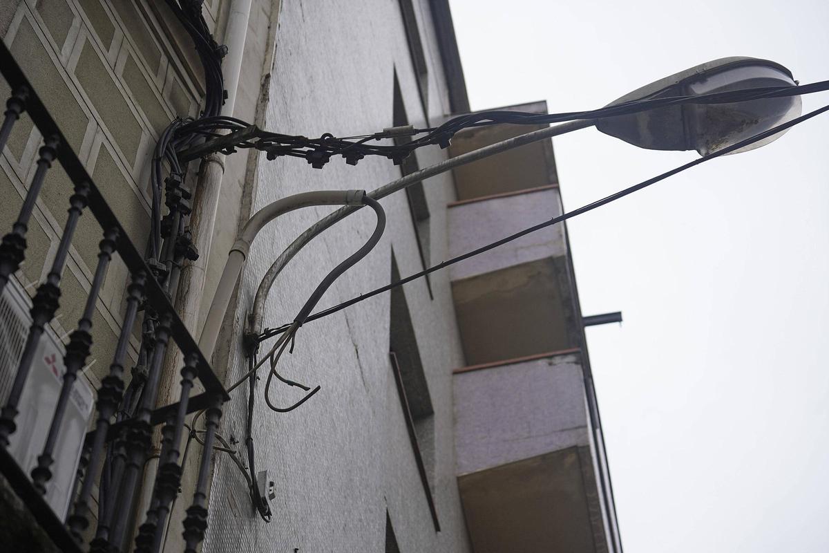 Les fotos dels operaris treballant per tornar la llum a la ronda Ferran Puig i el carrer Sèquia