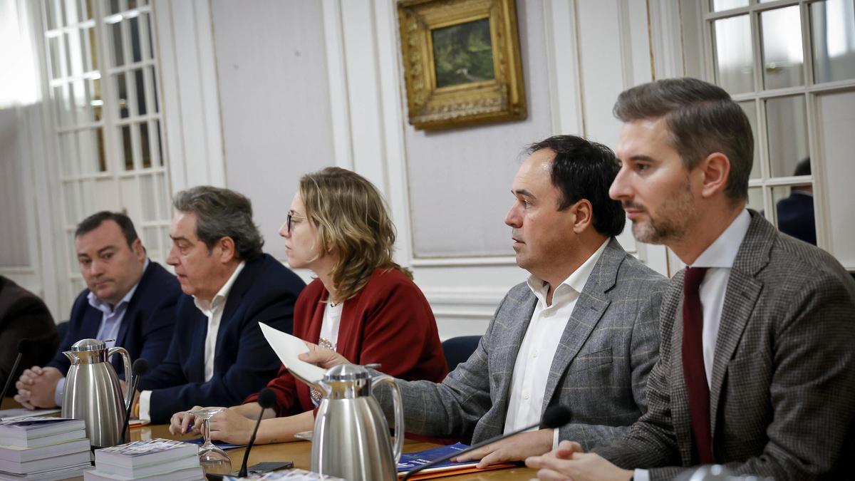 Los portavoces de PP y Vox durante una junta de síndics en las Corts.