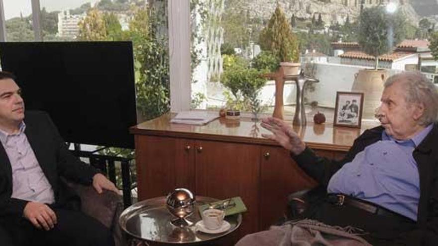 Tsipras ha visitado en su casa al compositor Mikis Theodorakis.