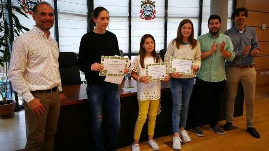 Sabela, Iris y Natalia, al lado de los ediles con sus diplomas.