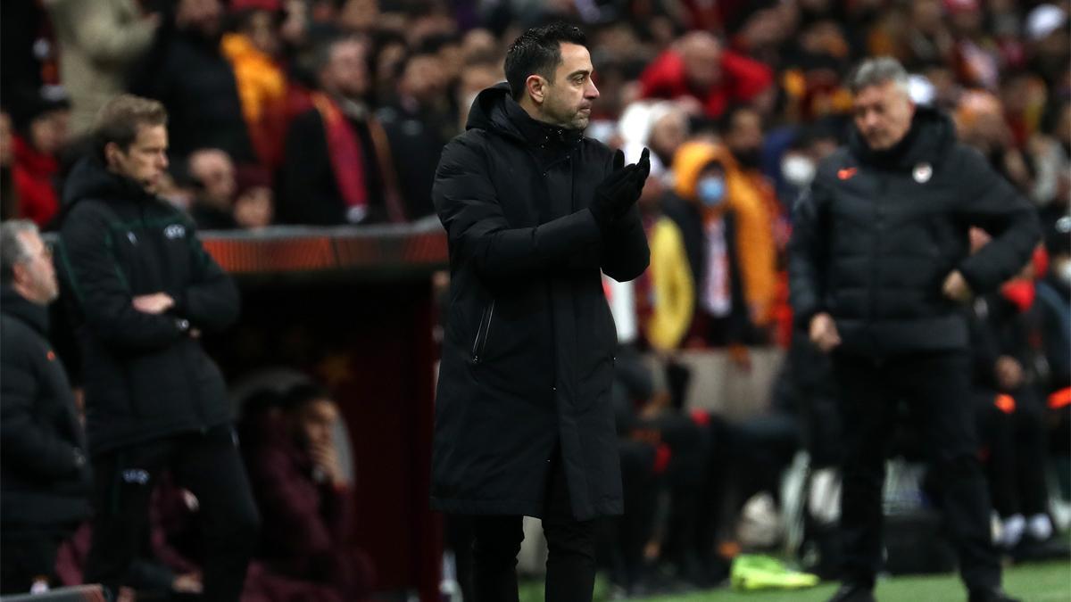 Xavi Hernández dirigiendo al Barça ante el Galatasaray