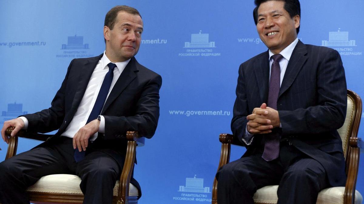 Li Hui, entonces embajador de China en Rusia, junto al primer ministro, Dmitri Medvedev, en enero de 2015.